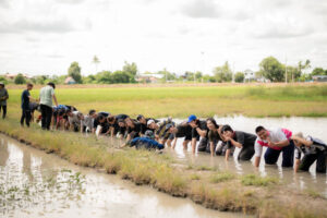 สะพายกล้องท่องผืนนา