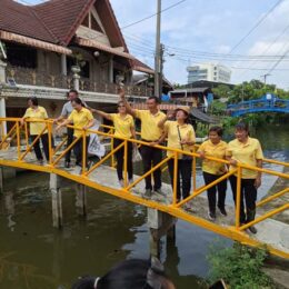 ตัวแทนมหาวิทยาลัยราชพฤกษ์และชุมชนบางขนุนร่วมโยน EM Ball ลงในแหล่งน้ำ
