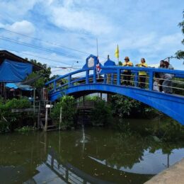 ตัวแทนมหาวิทยาลัยราชพฤกษ์และชุมชนบางขนุนร่วมโยน EM Ball ลงในแหล่งน้ำ