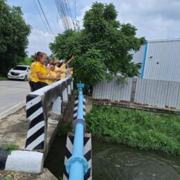 ตัวแทนมหาวิทยาลัยราชพฤกษ์และชุมชนบางขนุนร่วมโยน EM Ball ลงในแหล่งน้ำ