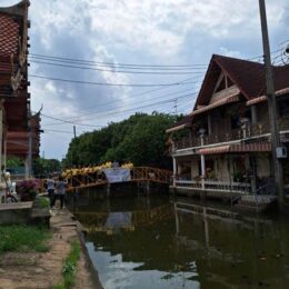 ตัวแทนมหาวิทยาลัยราชพฤกษ์และชุมชนบางขนุนร่วมโยน EM Ball ลงในแหล่งน้ำ